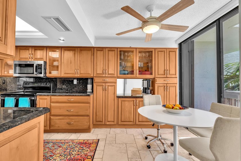 Gorgeous corner 3/2 with wraparound balcony facing southeast for - photo 6