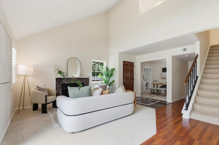 Welcome to this beautifully updated townhouse-style condo - photo 9