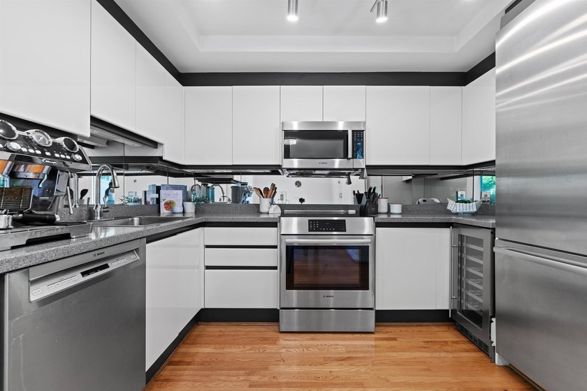 Tucked away in the heart of Kerrisdale, this tastefully - photo 10