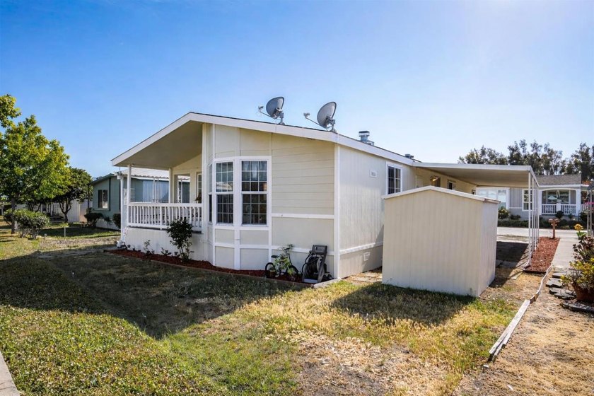 This charming 1998 Silvercrest home offers 1,734 square feet of - photo 2