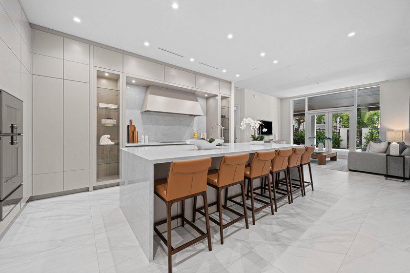 Discover the pinnacle of luxury living in the heart of downtown - photo 2