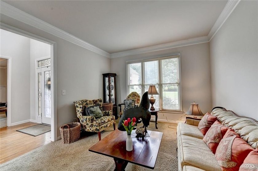 Welcome to this beautifully designed 5-bedroom, 4-bathroom home - photo 11