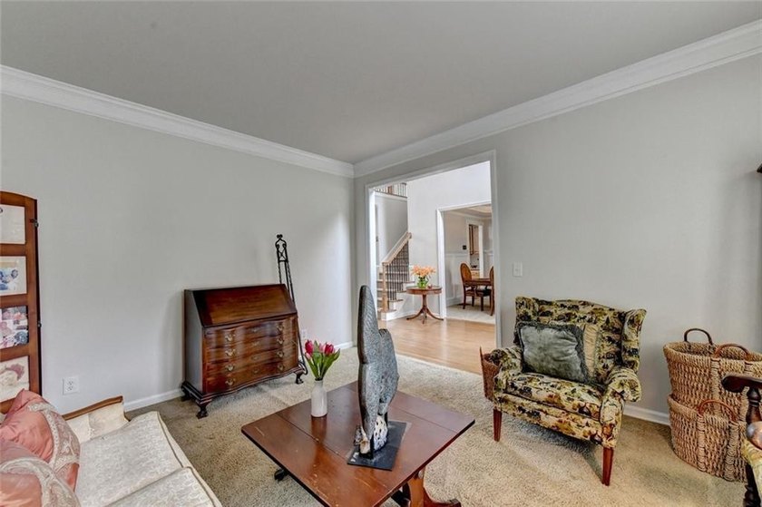 Welcome to this beautifully designed 5-bedroom, 4-bathroom home - photo 12