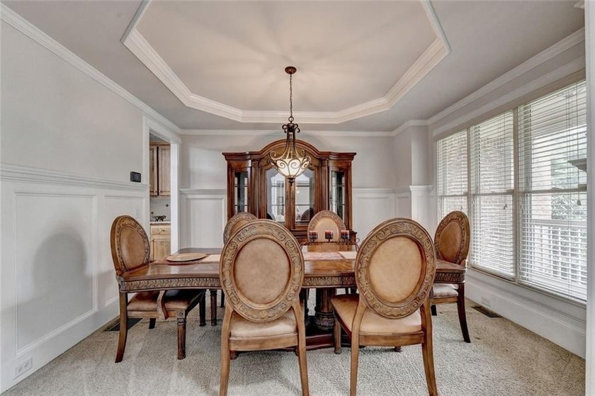 Welcome to this beautifully designed 5-bedroom, 4-bathroom home - photo 13