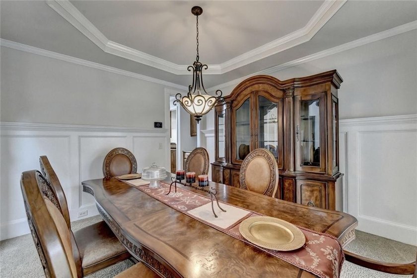 Welcome to this beautifully designed 5-bedroom, 4-bathroom home - photo 15