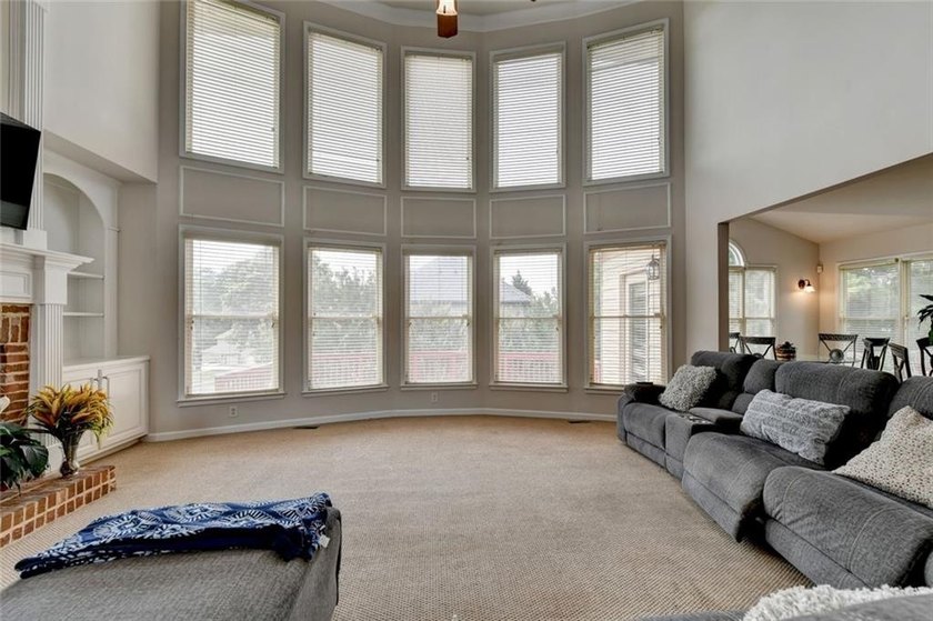 Welcome to this beautifully designed 5-bedroom, 4-bathroom home - photo 18