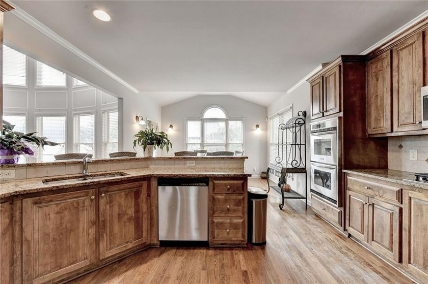 Welcome to this beautifully designed 5-bedroom, 4-bathroom home - photo 28