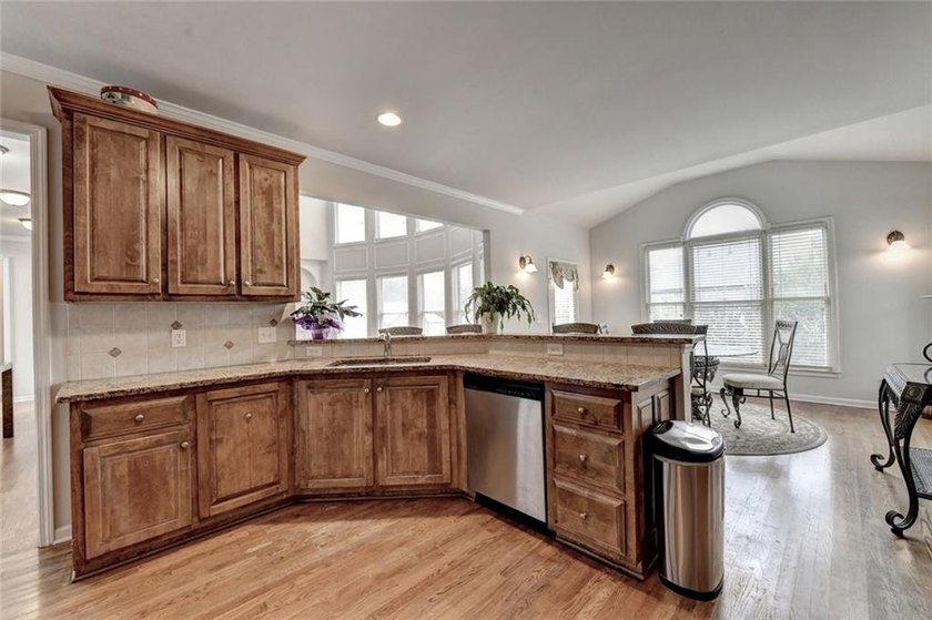 Welcome to this beautifully designed 5-bedroom, 4-bathroom home - photo 29