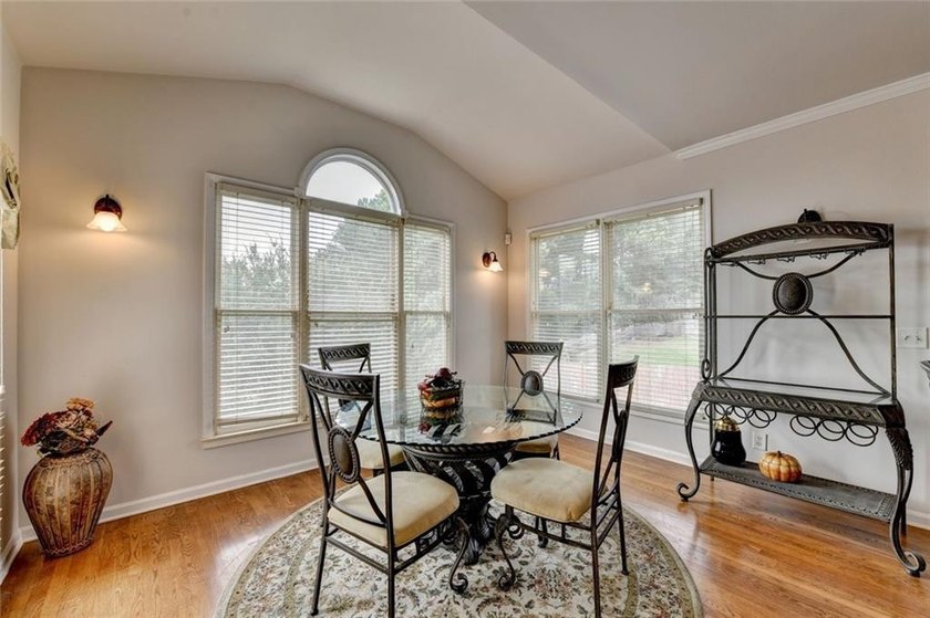 Welcome to this beautifully designed 5-bedroom, 4-bathroom home - photo 34