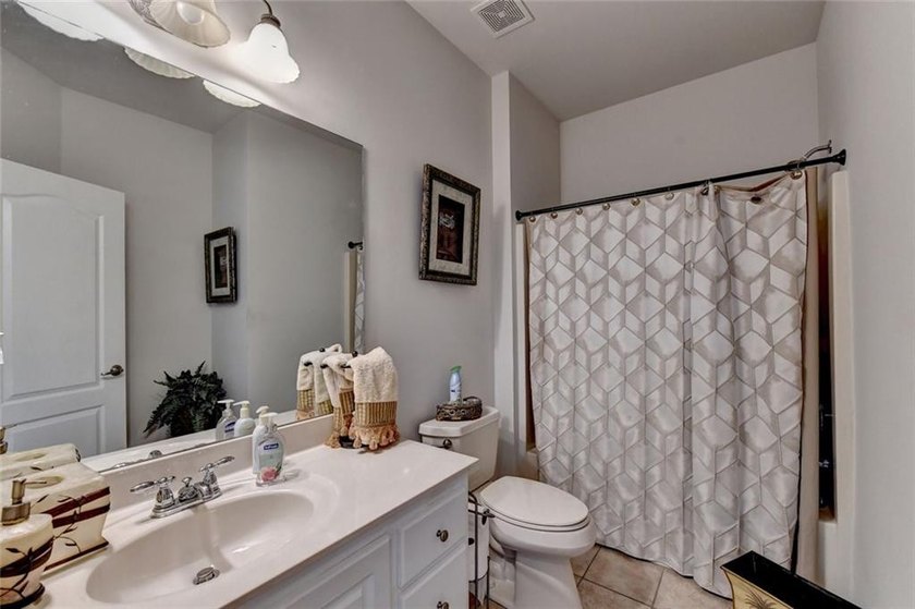 Welcome to this beautifully designed 5-bedroom, 4-bathroom home - photo 39