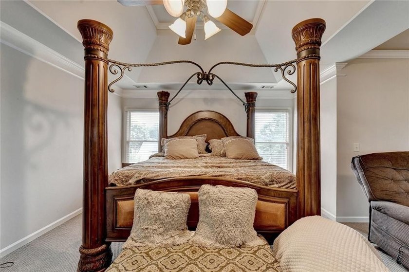Welcome to this beautifully designed 5-bedroom, 4-bathroom home - photo 45