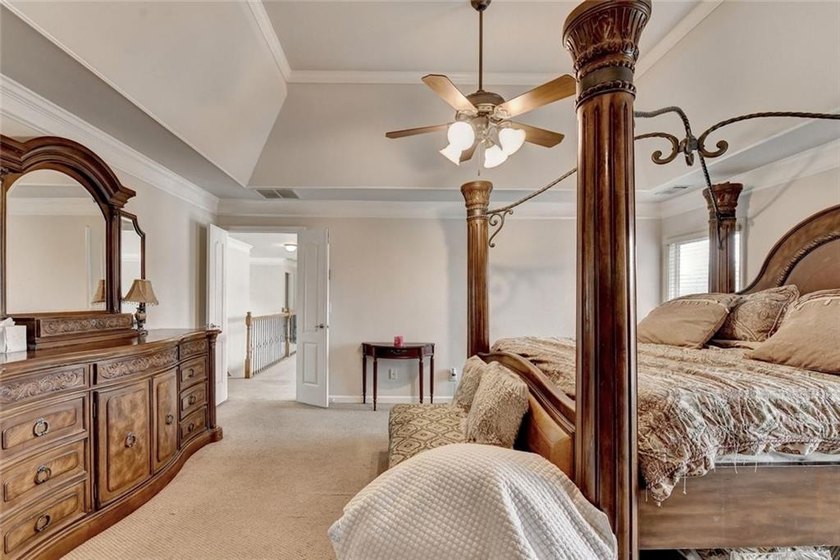 Welcome to this beautifully designed 5-bedroom, 4-bathroom home - photo 47