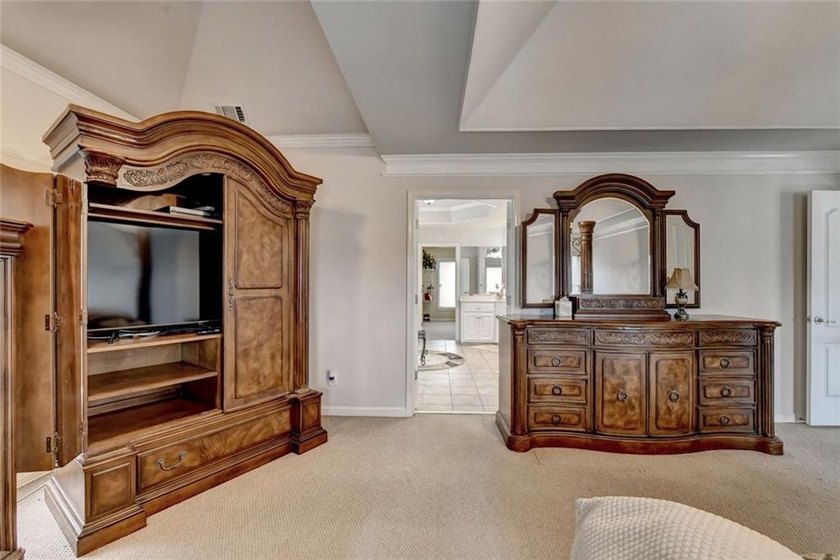 Welcome to this beautifully designed 5-bedroom, 4-bathroom home - photo 48