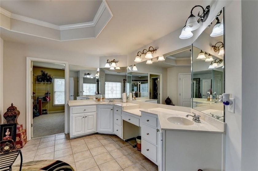 Welcome to this beautifully designed 5-bedroom, 4-bathroom home - photo 50