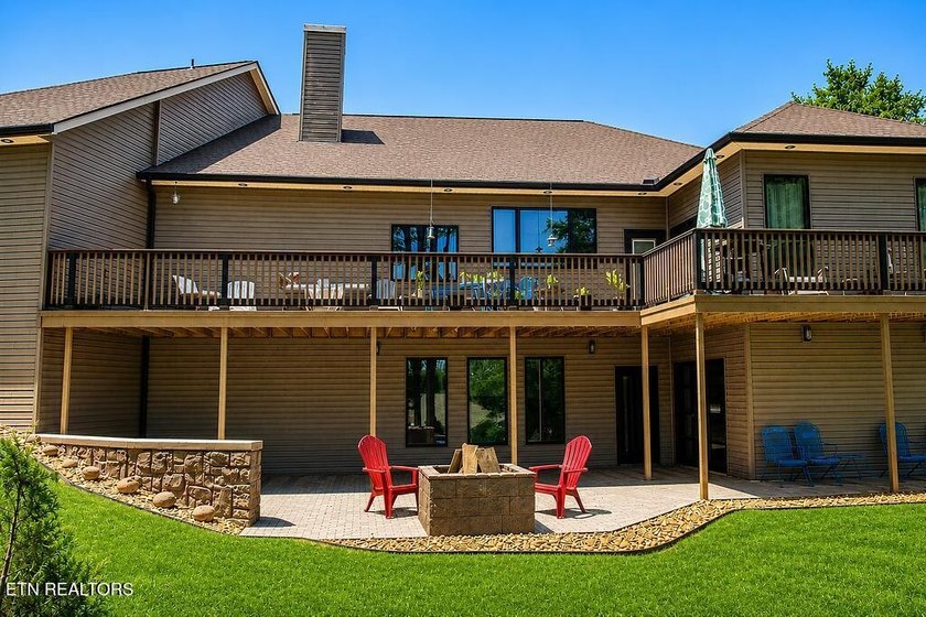 Why build when this stunning custom home already has everything - photo 6