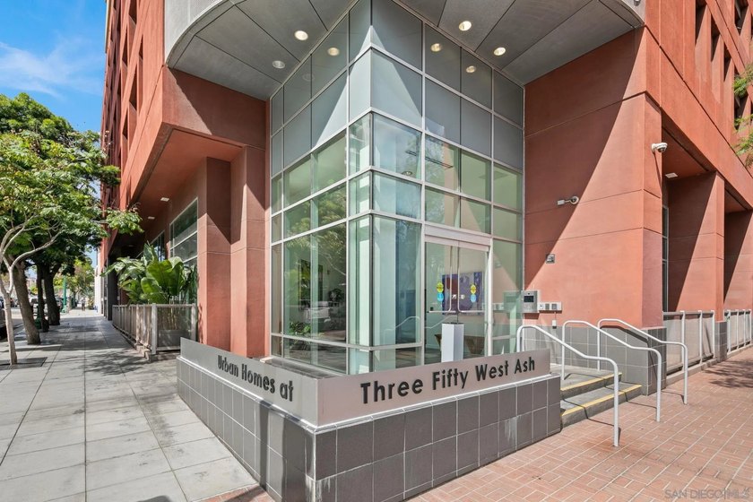 Welcome home to this stunningly renovated urban retreat at 350 W - photo 34