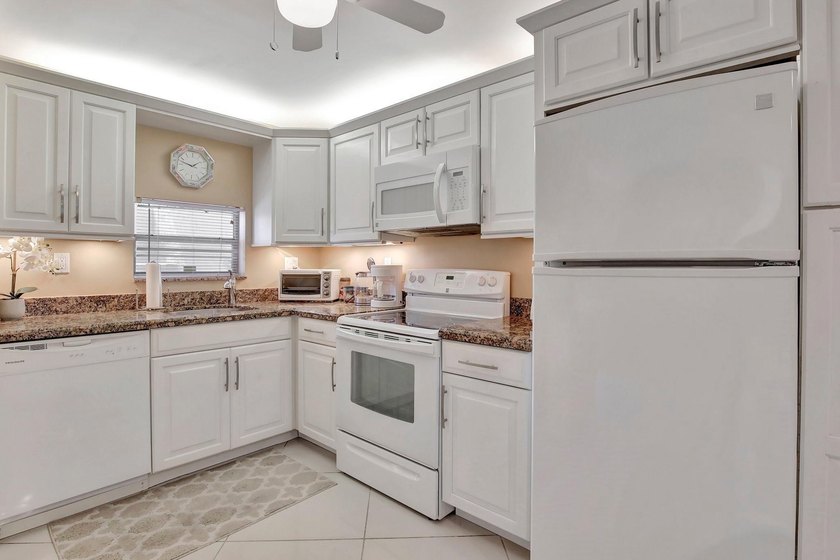 Bright Full Two Bedroom Corner With Water View On Par 3 Golf - photo 2