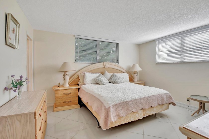 Bright Full Two Bedroom Corner With Water View On Par 3 Golf - photo 5