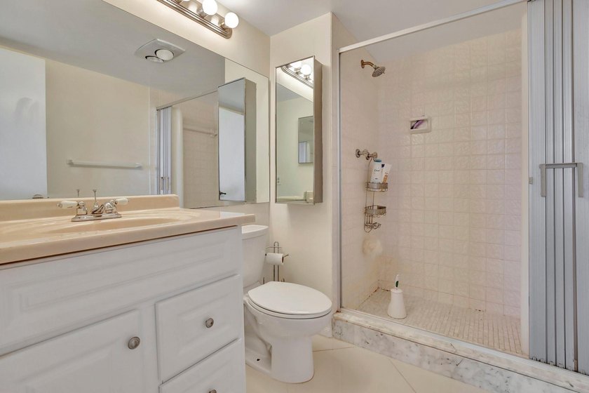 Bright Full Two Bedroom Corner With Water View On Par 3 Golf - photo 6