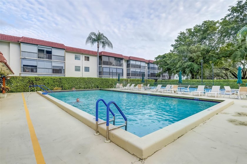 Bright Full Two Bedroom Corner With Water View On Par 3 Golf - photo 10