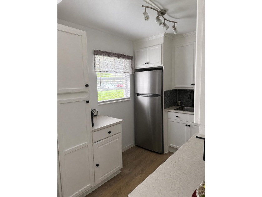 Beautiful first floor condo featuring an updated kitchen and - photo 3