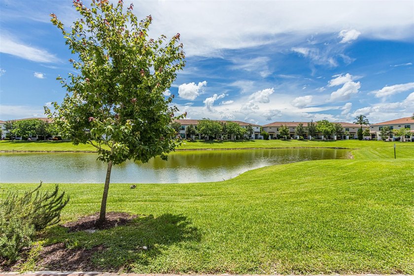 You will LOVE this stunning Lake Front Corner Townhouse. 3 - photo 3