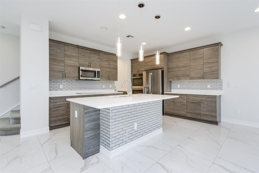 You will LOVE this stunning Lake Front Corner Townhouse. 3 - photo 4