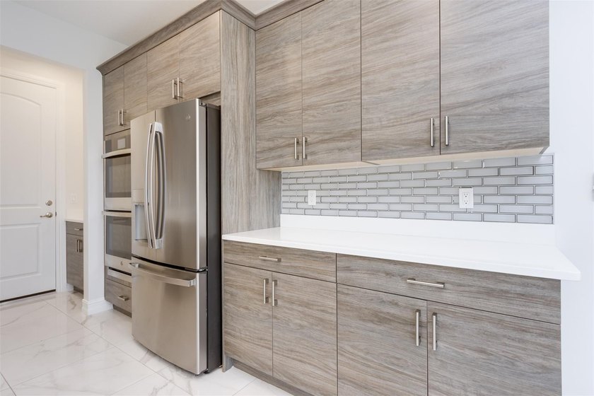 You will LOVE this stunning Lake Front Corner Townhouse. 3 - photo 6