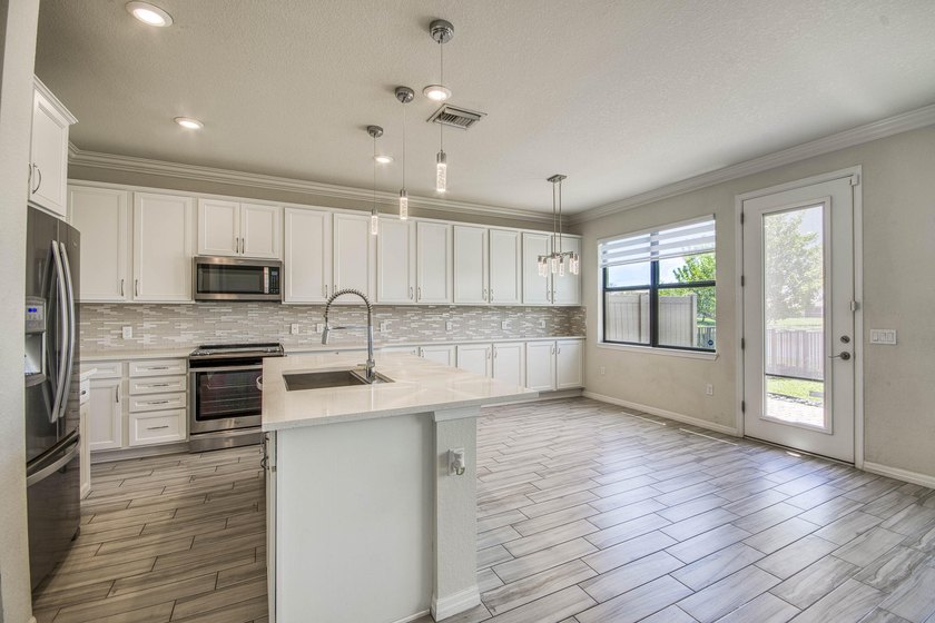Beautifully upgraded 3BR/2.5BA two-story townhouse built in 2019 - photo 11