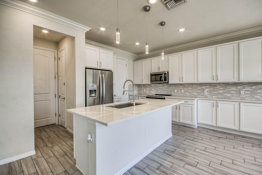 Beautifully upgraded 3BR/2.5BA two-story townhouse built in 2019 - photo 12