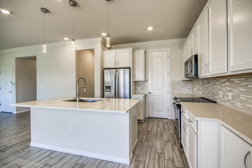 Beautifully upgraded 3BR/2.5BA two-story townhouse built in 2019 - photo 13