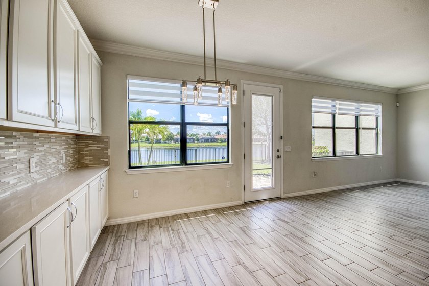 Beautifully upgraded 3BR/2.5BA two-story townhouse built in 2019 - photo 14