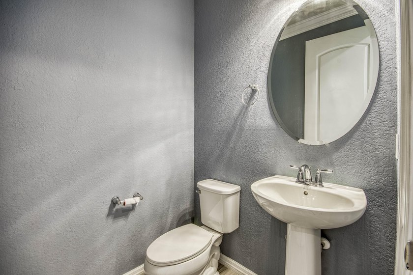 Beautifully upgraded 3BR/2.5BA two-story townhouse built in 2019 - photo 19