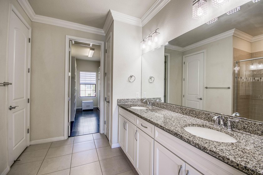 Beautifully upgraded 3BR/2.5BA two-story townhouse built in 2019 - photo 23