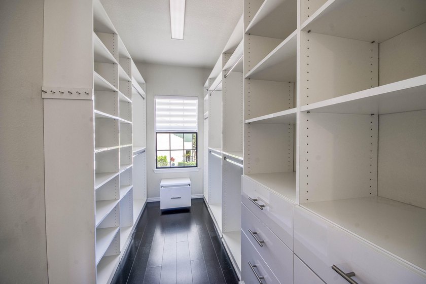 Beautifully upgraded 3BR/2.5BA two-story townhouse built in 2019 - photo 25