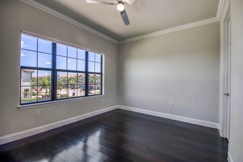 Beautifully upgraded 3BR/2.5BA two-story townhouse built in 2019 - photo 27