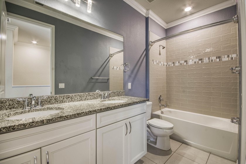 Beautifully upgraded 3BR/2.5BA two-story townhouse built in 2019 - photo 28