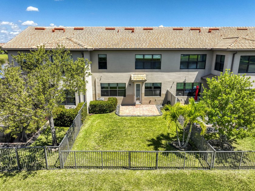 Beautifully upgraded 3BR/2.5BA two-story townhouse built in 2019 - photo 33