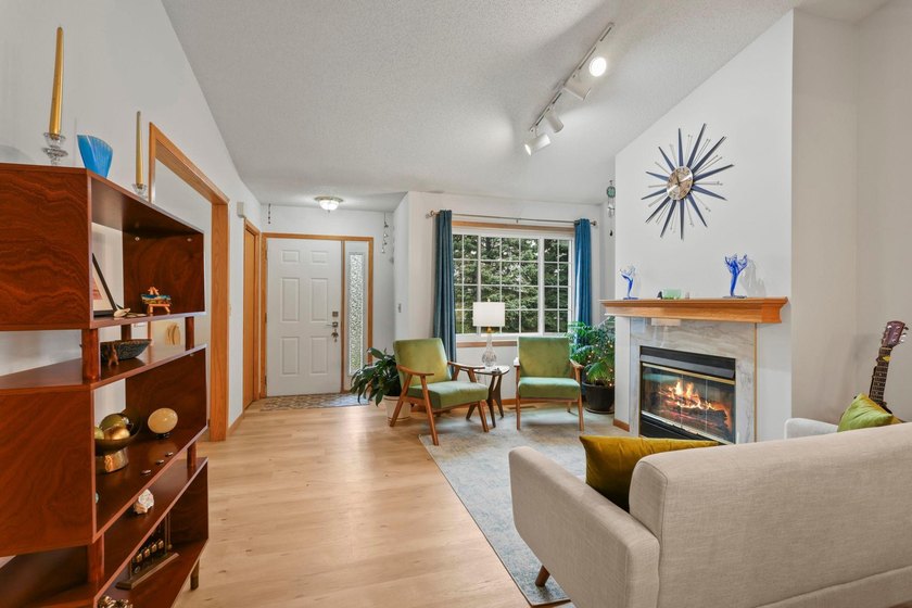 Welcome to easy, single-level living in this beautifully updated - photo 4