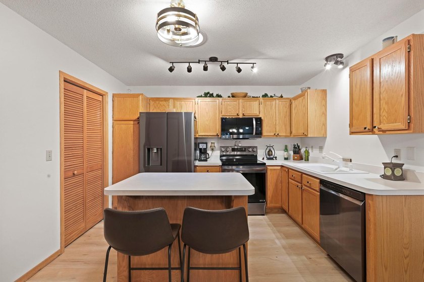 Welcome to easy, single-level living in this beautifully updated - photo 8