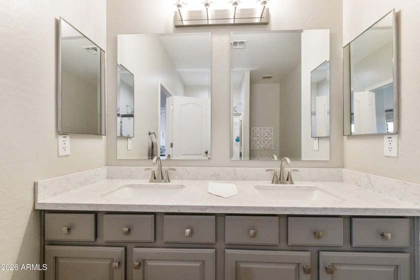 Move right into this beautifully maintained, fully furnished - photo 21