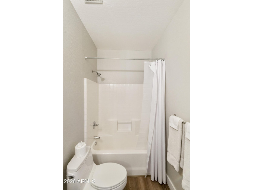 Move right into this beautifully maintained, fully furnished - photo 25