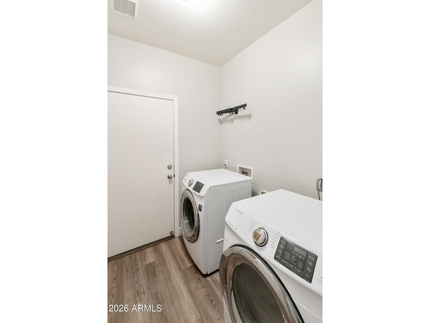 Move right into this beautifully maintained, fully furnished - photo 28