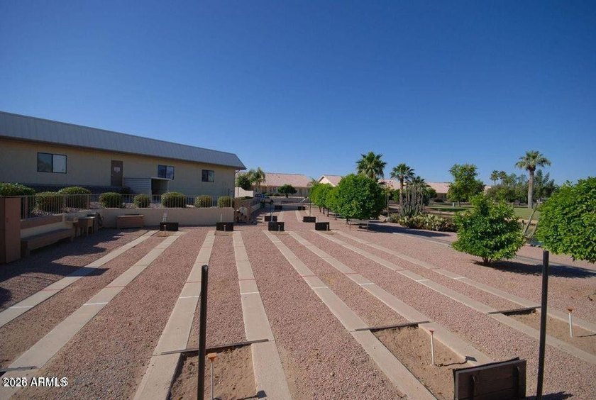 Move right into this beautifully maintained, fully furnished - photo 46