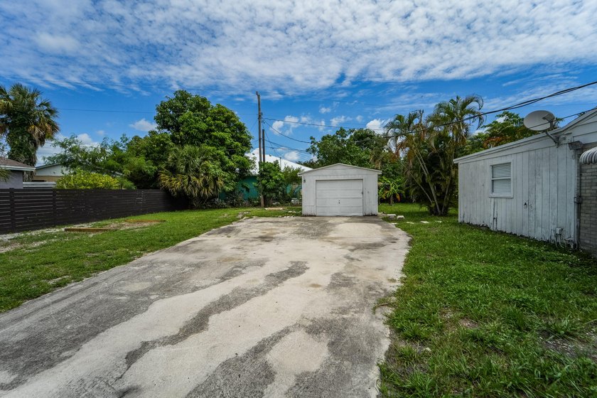 Outstanding Development Opportunity on an Essentially Double Lot - photo 5