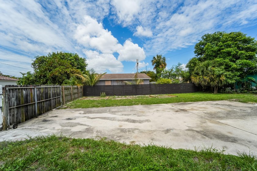 Outstanding Development Opportunity on an Essentially Double Lot - photo 6