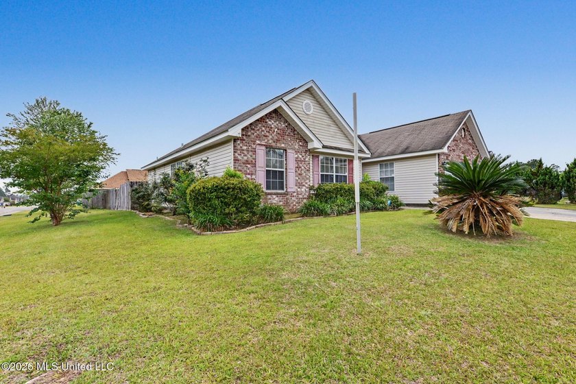 Adorable 3br/2ba home located in the Fairfield subdivision and - photo 2