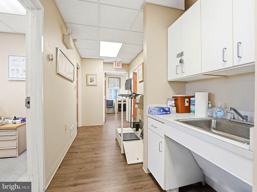 Rare opportunity to own a beautifully maintained professional - photo 15