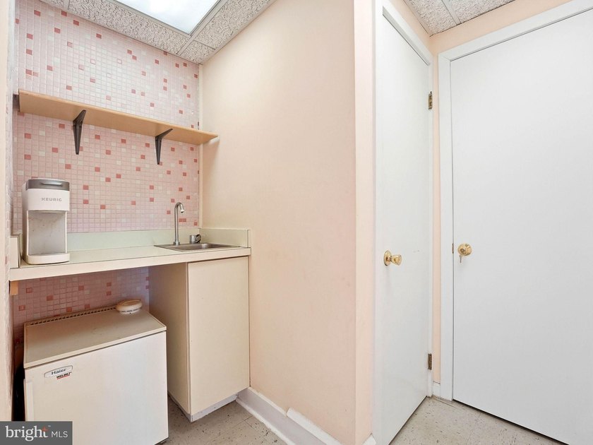 Rare opportunity to own a beautifully maintained professional - photo 24