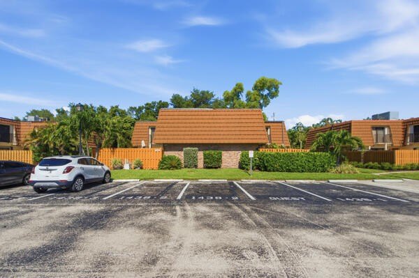 Discover this charming 2-bedroom, 2.5-bathroom condominium - photo 2